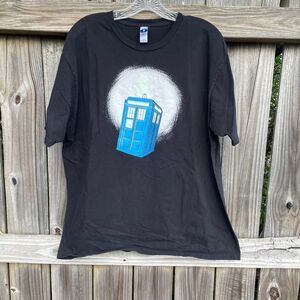 Doctor Who Tardis graphic tee